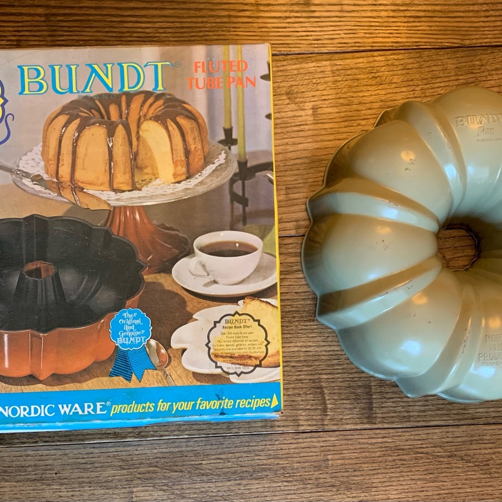Vintage 1970’sNordic Ware Bundt Pan aluminum cast iron avocado green